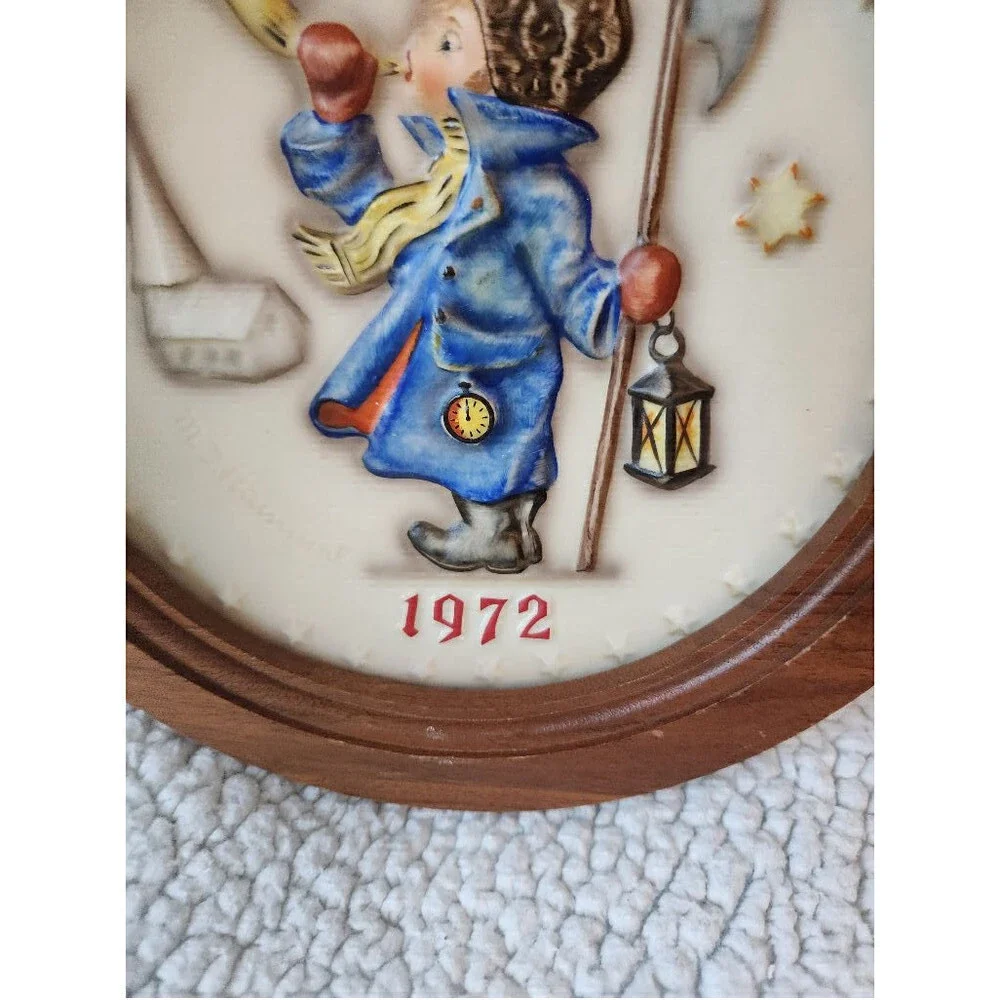MJ Hummel 1972 2nd Annual Plate hand paint child ceramic plate and wooden frame